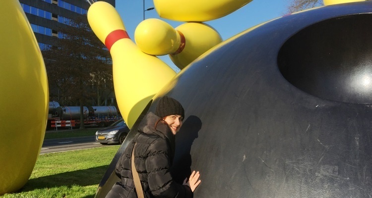 Eindhoven Ragazza appoggiata sul monumento dei birilli a Eindhoven