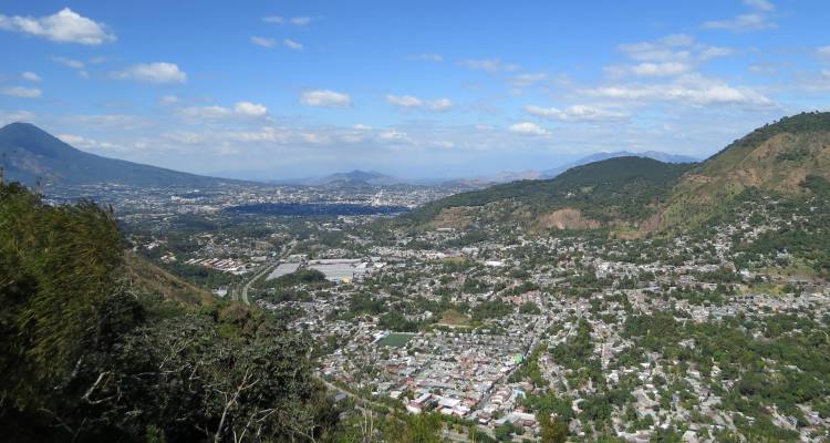Inseguendo le Ombre dei Colibrì: El Salvador vista dall'alto