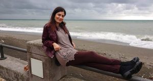 Viaggiare da soli: ragazza seduta davanti alla spiaggia di Vietri sul mare