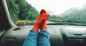 Road trip: piedi appoggiati al parabrezza