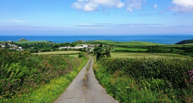 Road trip in Cornovaglia: strada affacciata sull'oceano