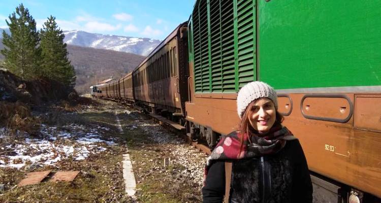 Transiberiana d'Italia Ragazza con treno alle spalle