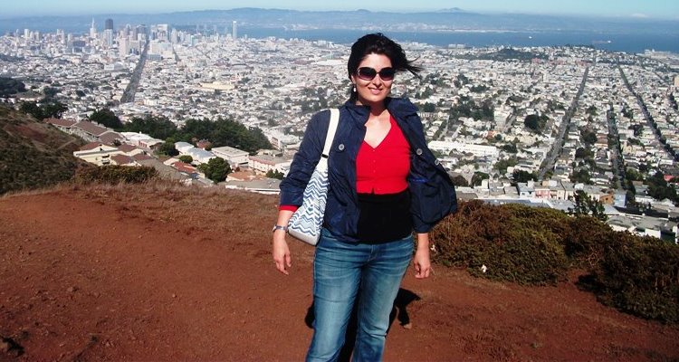 Viaggiare da soli: ragazza in cima a Twin Peaks, San Francisco