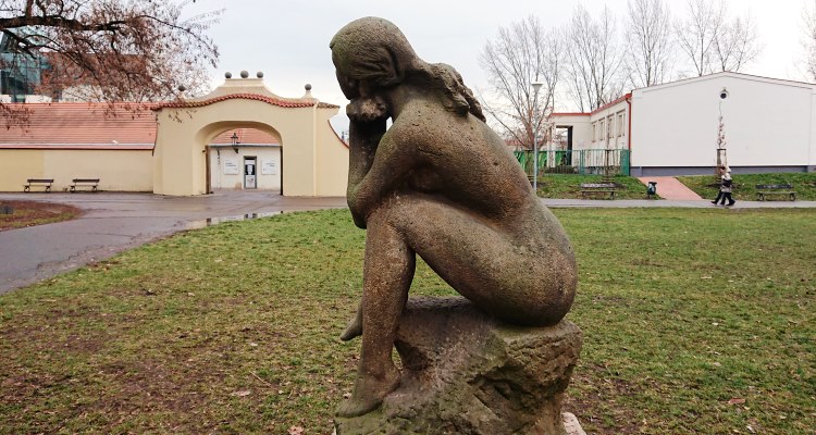 Sculture di Praga: statua di donna 