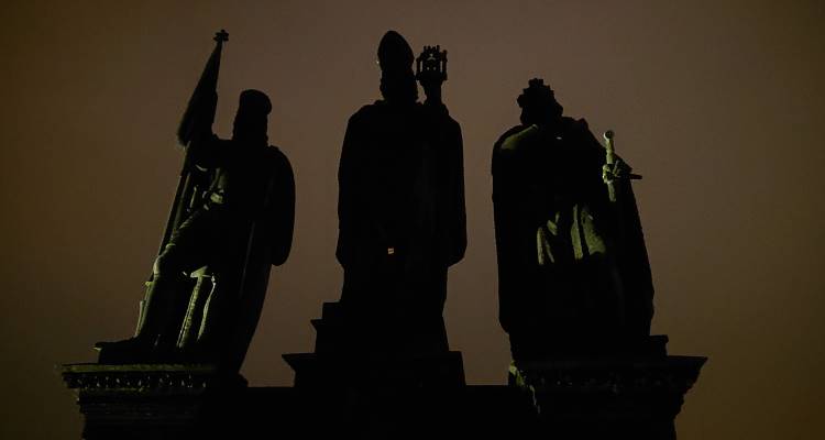 Praga: statue del ponte Carlo fotografate dal basso di sera