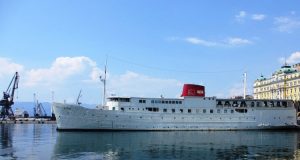 Posti curiosi in cui dormire: il botel Marina visto da lontano