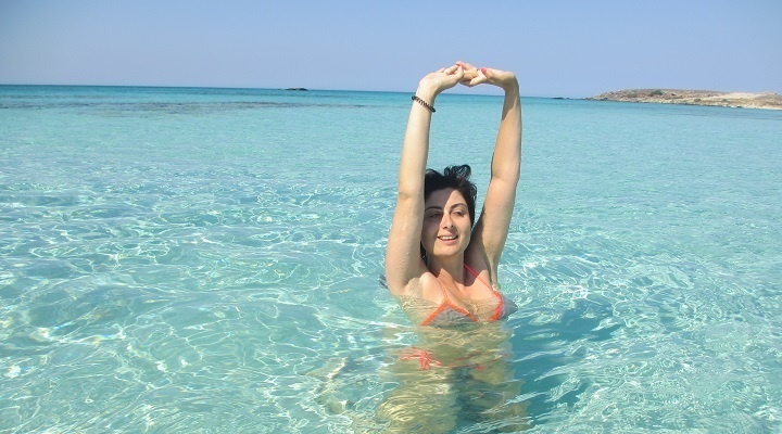 Creta on the road: ragazza nel mare di Elafonissi