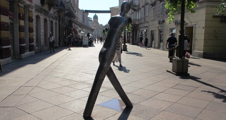 Posti curiosi: statua di uomo che cammina sul Korzo di Rijeca