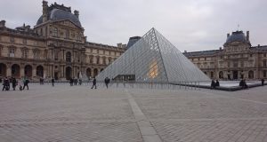 Parigi: la piramide del Louvre