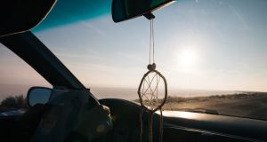 Single sposate: acchiappasogni appeso allo specchietto retrovisore di un'auto in viaggio