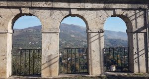 Anagni: paesaggio visto da sotto gli archi