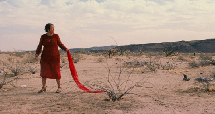 Scena dal film Babel: governante messicana persa nel deserto
