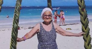 Partire da soli: signora anziana su una spiaggia