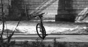 Bicicletta di fronte al Tevere