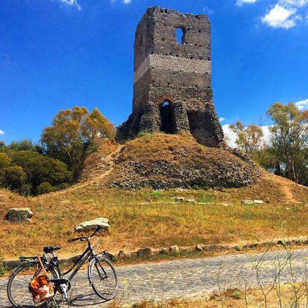 In bici sull'Appia Antica: bicicletta ferma di fronte a un monumento