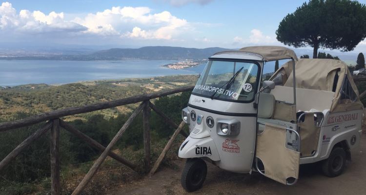 Viaggiare in ape: il calessino di The Gira di fronte al mare