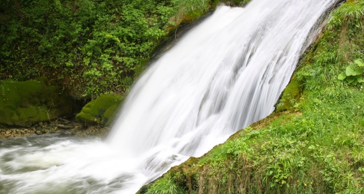 Marmore: una delle cascate circondata da prati
