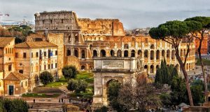Il Colosseo visto dall'alto, sotto un cielo nuvoloso