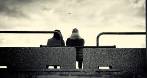 Fiumicino: coppia di spalle sulla panchina