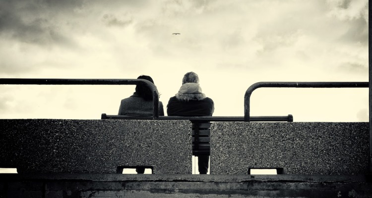 Fiumicino: coppia di spalle sulla panchina