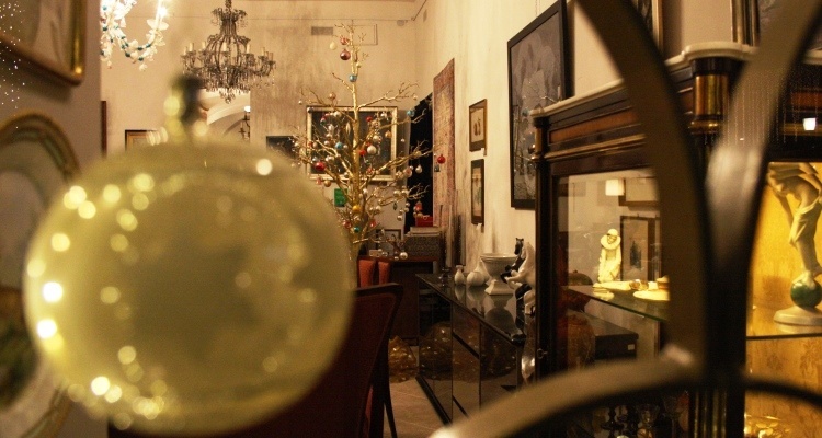 Vetrina di un negozio elegante con pallina di Natale in primo piano