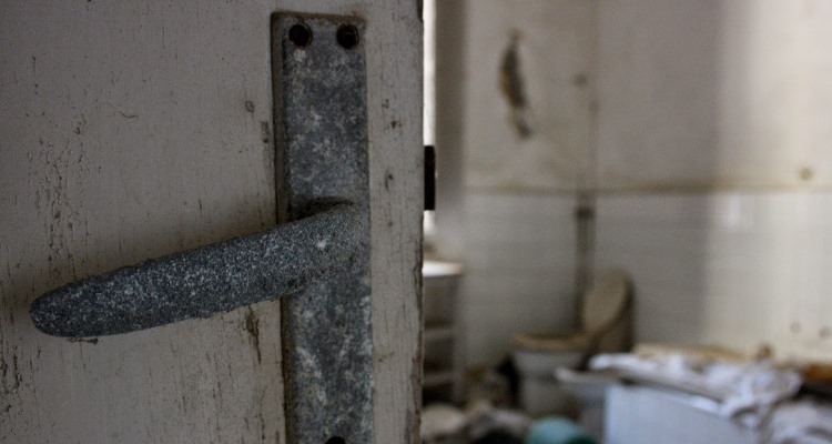 Ex manicomio di Volterra: porta che si apre su una stanza