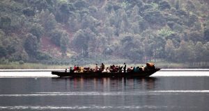 Cuore di Tenebra: barca che solca il fiume Congo