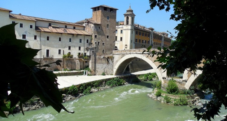 Isola Tiberina vista tra le fronde degli alberi