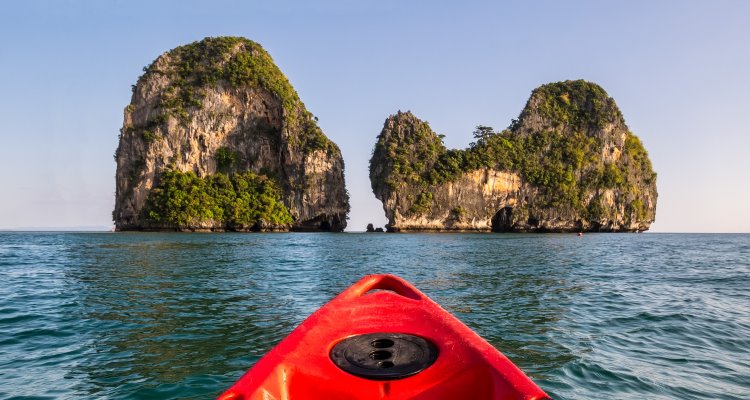 A Krabi con Qatar Airways. Nella foto, una canoa rossa di fronte a due isolotti