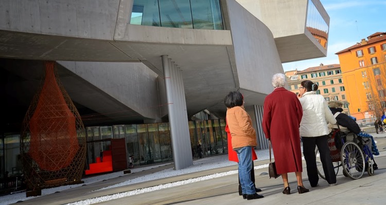 Vecchietti di fronte al MAXXI