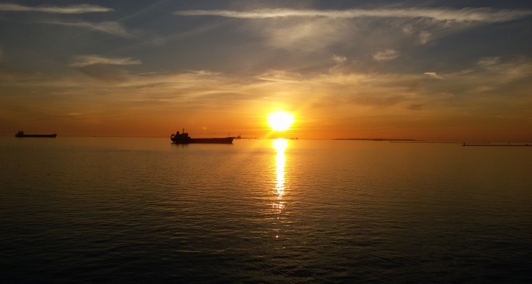 Mercantile sul Mar Grande al tramonto