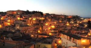 Best in travel: matera illuminata di notte