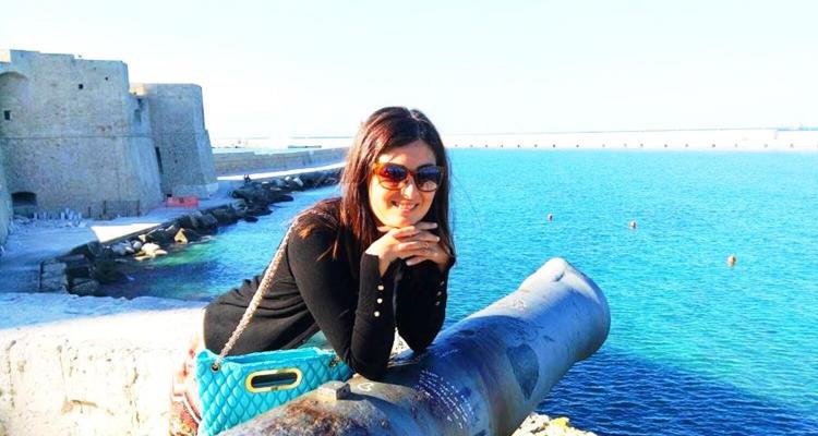Monopoli: ragazza appoggiata su un cannone