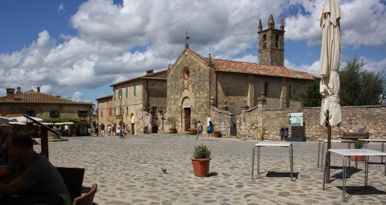 Monteriggioni: piazza