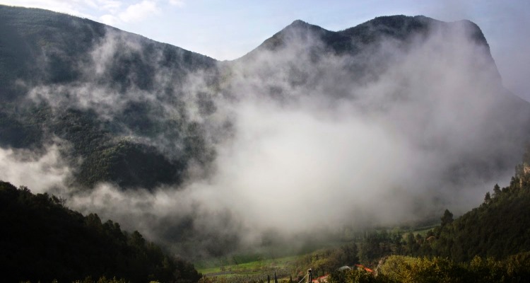 Viaggiare in Italia: nebbia del mattino sui colli umbri