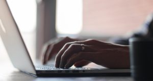 mani che scrivono al PC