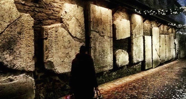 Tallinn: persona che cammina al buio nel passaggio di Santa Caterina