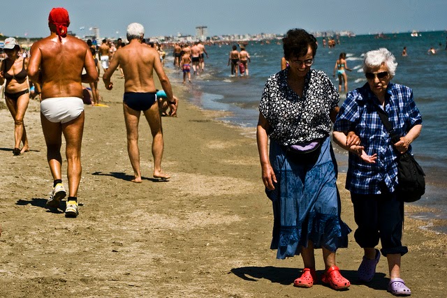 Persone che camminano su una spiaggia della Romagna