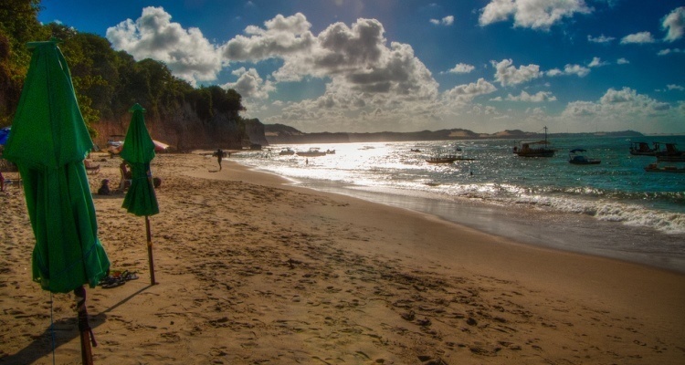 Brasile: due ombrelloni sulla spiaggia di Praia da Pipa