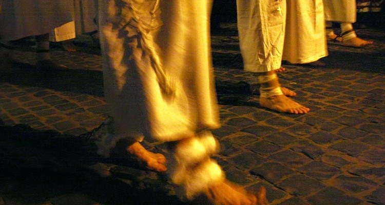 Piedi in catene durante la processione del Venerdì Santo a Civitavecchia