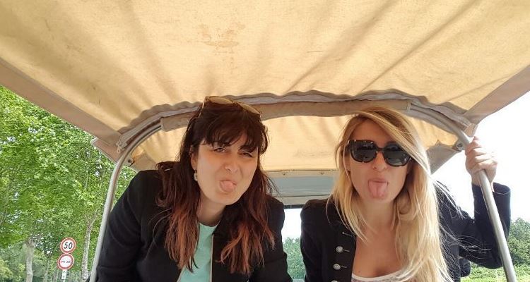 Viaggio on the road: due ragazze fanno la linguaccia dall'ape calessino