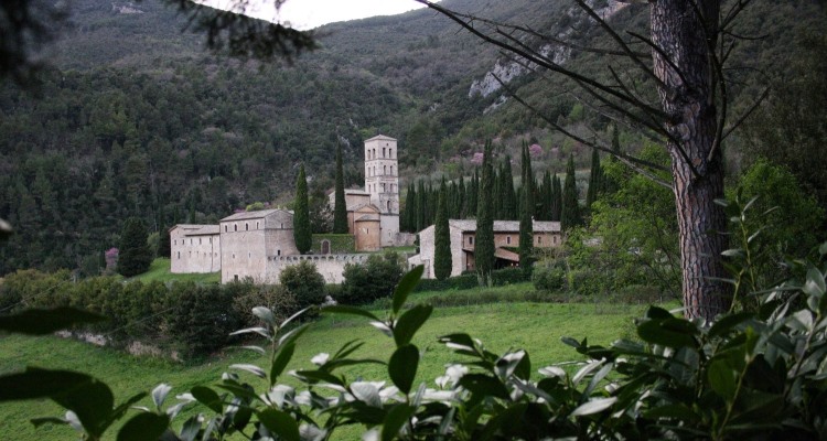 Valnerina: l'abbazia di San Pietro in Valle vista da lontano