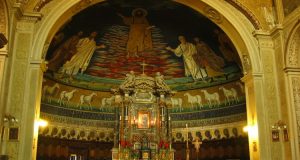 Abside e altare della basilica dei Santi Cosma e Damiano