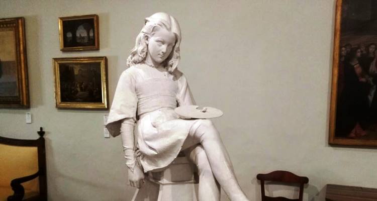 Scultura che ritrae Raffaello bambino nella casa di Raffaello a Urbino
