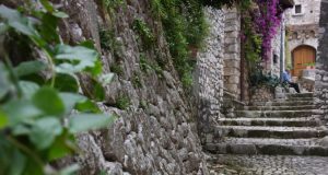 Sermoneta: anziano seduto in cima a una scalinata