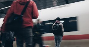 Partire: persone che aspettano il treno nella Central Station di Berlino