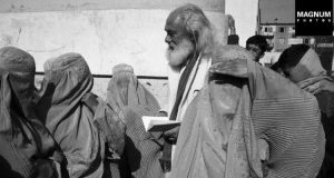 Tiziano Terzani in Afghanistan in mezzo a donne con il burka