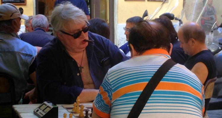 Uomini che giocano a scacchi