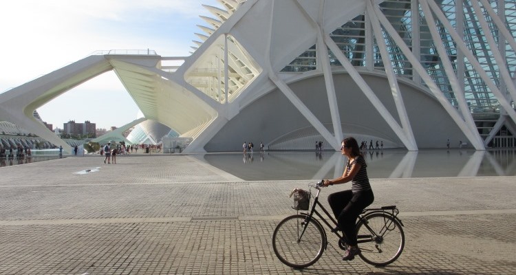 Città della Scienza in bicicletta Ragazza che pedala nella Città delle Arti e delle Scienze