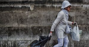 Single sposata: una vecchietta con le scarpe rosse cammina con un trolley
